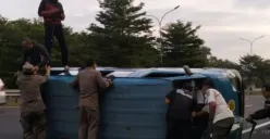 Petugas dan warga mengevakuasi angkot terguling di Tol Jagorawi Km 40.700, Sukaraja, Kabupaten Bogor, Rabu, 9 Juli 2025. (Sumber: Istimewa)