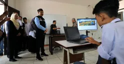 Menteri Sosial Saifullah Yusuf alias Gus Ipul meninjau langsung proses uji coba Sekolah Rakyat di Sentra Terpadu Pangudi Luhur, Kota Bekasi, Rabu 9 Juli 2025. (Sumber: POSKOTA | Foto: Nurpini Aulia Rapika)
