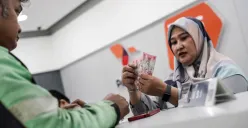 Warga mengambil dana Pencairan Bantuan Subsidi Upah (BSU) tahap 1 di Graha Pos Indonesia, Jakarta, Rabu, 9 Juli 2025. (Sumber: Poskota/Bilal Nugraha Ginanjar)