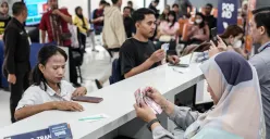 Warga mengambil dana Pencairan Bantuan Subsidi Upah (BSU) tahap 1 di Graha Pos Indonesia, Jakarta, Rabu, 9 Juli 2025. (Sumber: Poskota/Bilal Nugraha Ginanjar)