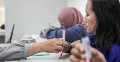 Warga mengambil dana Pencairan Bantuan Subsidi Upah (BSU) tahap 1 di Graha Pos Indonesia, Jakarta, Rabu, 9 Juli 2025. (Sumber: Poskota/Bilal Nugraha Ginanjar)