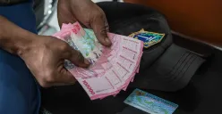 Warga mengambil dana Pencairan Bantuan Subsidi Upah (BSU) tahap 1 di Graha Pos Indonesia, Jakarta, Rabu, 9 Juli 2025. (Sumber: Poskota/Bilal Nugraha Ginanjar)