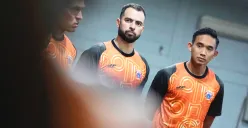 Potret Jordi Amat (kiri) dan Rizky Ridho (kanan) yang sudah berlatih bersama di sesi latihan kedua Persija Jakarta. (Sumber: Persija)