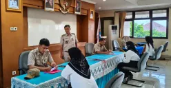 Sekretaris Kelurahan Cakung Timur, Faqieh Insani saat wawancara pelamar PPSU. (Sumber: Dok. Kominfotik Kelurahan Cakung Timur)