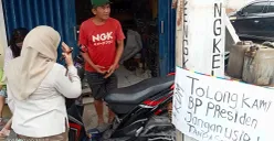 Alpian, 55 tahun, pemilik bengkel di Jalan Pulo Timaha, Kecamatan Babelan, Kabupaten Bekasi, mengaku menyesal membeli tanah dari oknum calo. (Sumber: POSKOTA | Foto: Nurpini Aulia Rapika)