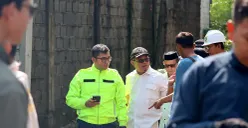 Ketua DPRD Kabupaten Bogor, Sastra Winara bersama anggota Komisi III, Achmad Fathoni saat meninjau proyek pembangunan gorong-gorong di Cileungsi-Cibeet, Selasa, 8 Juli 2025. (Sumber: Istimewa)