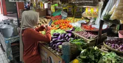 Aktivitas di pasar tradisional Slipi, Jakarta Barat, Rabu, 9 Juli 2025. (Sumber: Poskota/Pandi Ramedhan)