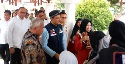 Mensos RI, Saifullah Yusuf, menyapa para orang tua yang anaknya bersekolah di Sekolah Rakyat STPL, Kota Bekasi, Rabu, 9 Juli 2025. (Sumber: POSKOTA | Foto: Nurpini Aulia Rapika)