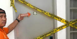 Garis polisi dipasang di depan kamar kos diplomat muda Kementerian Luar Negeria yang ditemukan meninggal dunia dengan kondisi kepala dilakban. (Sumber: POSKOTA | Foto: Ali Mansur)