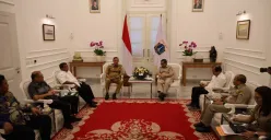 Walikota Bekasi Tri Adhianto menemui Gubernur Jakarta Pramono Anung di Kantor Balai Kota, Jakarta. (Sumber: Dok. Pemkot Bekasi)