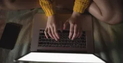 Ilustrasi penyebaran konten video viral pornografi di internet. (Sumber: Freepik)