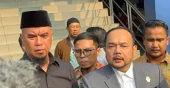 Ahmad Dhani (kiri) dan kuasa hukumnya Aldwin Rahardian (kanan) mendatangi Polda Metro Jaya untuk melaporkan dugaan perundungan terhadap anak perempuannya berinisial SF. (Sumber: POSKOTA | Foto: Ali Mansur)