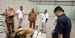 DKP Kota Tangerang melakukan melakukan inspeksi langsung ke gudang Bulog Cikande, pada Kamis, 10 Juli 2025. (Sumber: Humas Pemkot Tangerang)