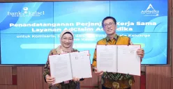 Direktur Utama AdMedika Dian Prambini (kiri) dan Direktur Utama BPD Kalsel Fachrudin (kanan) saat acara penandatanganan Kesepakatan kerja sama  antara AdMedika dan BPD Kalsel di Telkom STO Gambir, Jakarta, kemarin. (Sumber: Dok. Telkom)
