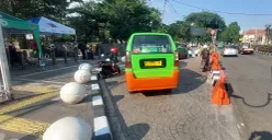 Area lay bay di depan Alun-alun Kota Bogor, disediakan khusus sebagai titik naik dan turun penumpang angkot. (Sumber: POSKOTA | Foto: Sekar Putri Andini)