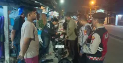 AKP Erik Pawas Polsek Cinere bersama anggota membubarkan kumpulan remaja yang sudah melewati batas jam malam dalam patroli Rabu, 9 Juli 2025. (Sumber: Poskota/Angga Pahlevi)