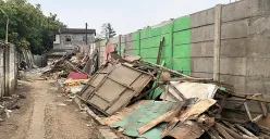 Puluhan bangunan liar ditertibkan di Kampung Ranca Saga Batu Belah, Kelurahan Muncul, Kecamatan Setu, Kota Tangerang Selatan pada Kamis, 10 Juli 2025. (Sumber: POSKOTA | Foto: Primayanti)