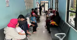 Suasana di Puskesmas Palmerah, Jakarta Barat, dipadati pasien antre, Kamis, 10 Juli 2025. (Sumber: Poskota/Pandi Ramedhan)