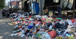 Kondisi TPS Pasar Rubuh, Kelurahan Petir, Kecamatan Cipondoh, Kota Tangerang yang cukup memprihatinkan, Kamis, 10 Juli 2025. (Sumber: Poskota/Primayanti Juli Kumala Manalu)