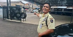 Tri Agus Wiyono, satpam Kantor Pegadaian Bojongsari, Kota Depok, menunjukkan TKP perampokan terhadap nasabah bank dengan modus gembos ban mobil. (Sumber: POSKOTA | Foto: Angga Pahlevi)