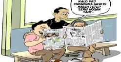 Tiga pria sedang berbincang santai di warteg sambil membaca koran. Salah satu dari mereka melontarkan pertanyaan kritis soal PRJ, “Kalo PRJ masuknya gratis, masih tetep seru nggak yah?” (Sumber: Poskota/Arif Setiadi)