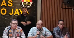 Chief Marketing Officer (CMO) Ninja Express, Andi Junardi Juarsa saat memberikan keterangan terkait ilegal akses di Mapolda Metro Jaya, Jakarta Selatan, Jumat, 11 Juli 2025. (Sumber: Poskota/Ali Mansur)