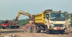 Sejumlah kendaraan pengangkut membuang sampah di TPA Bangkonol, Kecamatan Koroncong, Kabupaten Pandeglang. (Sumber: Poskota/Samsul Fatoni)