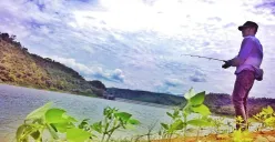 Ilustrasi - Seorang pria sedang memancing ikan di Waduk Cirata, Kabupaten Bandung, Barat. (Sumber: tripadvisor.co.id)