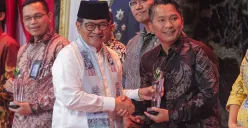 Gubernur DKI Jakarta, Pramono Anung (kiri) menyerahkan penghargaan Derap Kerja sama (DKJ) Award 2025 kepada Senior Manager Komunikasi dan Umum PLN UID Jakarta Raya, Haris Andika di Balai Kota DKI Jakarta kemarin. (Sumber: Dok. PLN UID Jakarta Raya)