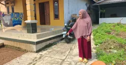 Pemilik mobil Suzuki Pick Up yang hilang memperlihatkan surat laporan polisi juga menunjukan lokasi parkir mobil saat dicuri, Sabtu siang, 12 Juni 2025. (Sumber: Poskota/Angga Pahlevi)