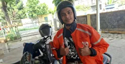 Ragil Darmawan, driver Shoppe Food. (Sumber: POSKOTA | Foto: Angga Pahlevi)