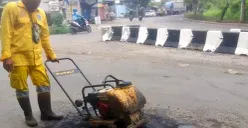 Petugas Bina Marga Satpel Cilincing memperbaiki jalan berlubang di Jalan Raya Cilincing, Jakarta Utara. (Sumber: Dok Kominfotik Bina Marga)
