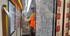 Kondisi kacara KRL yang retak setelah dilempari oleh dua bocah di Kota Bogor, Jawa Barat.
