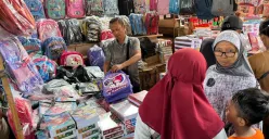 Masyarakat ramai mengunjungi Pasar Pagi Asemka, Jakarta Barat, untuk berbelanja perlengkapan sekolah anak, Sabtu, 12 Juli 2025. (Sumber: Poskota/Pandi Ramedhan)