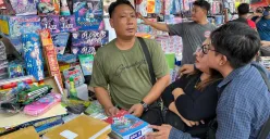 Pedagang Pasar Pagi Asemka, Jakarta Barat, menjajakkan dagangan mereka terdiri dari perlengkapan sekolah, Sabtu, 12 Juli 2025. (Sumber: Poskota/Pandi Ramedhan)