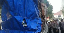 Petugas PJR Polda Metro Jaya menangkap sopir pikap yang melaju ugal-ugalan di Tol Dalam Kota, Jakarta, pada Sabtu, 12 Juli 2025. (Sumber: Dok Polda Metro Jaya)