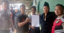 Petugas Polsek Bojonggede memediasi sopir mobil Avanza dengan pedagang yang gerobaknya hancur ditabrak di Jalan Raya Tonjong, Kabupaten Bogor. (Sumber: Dok Laka Lantas Polres Metro Depok)