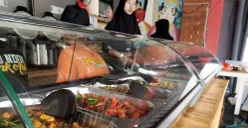 Warung Sego Ndok Mbak Asih Jaksel jadi pilihan kuliner favorit warga di Jakarta Selatan. (Sumber: POSKOTA | Foto: Ali Mansur)
