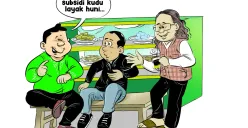 Tiga pria berdiskusi santai di warteg membahas rumah subsidi. Salah satu dari mereka menegaskan, “Rumah subsidi kudu layak huni.” (Sumber: Poskota/Arif Setiadi)