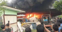 Kebakaran hebat sebuah gudang rongsokan di Jalan Wibawa Mukti, RT 005/RW 005, Kelurahan Jatiluhur, Kecamatan Jatiasih, Kota Bekasi, Minggu, 13 Juli 2025. (Sumber: Dok. Disdamkarmat Kota Bekasi)