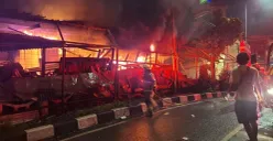 Kebakaran menghanguskan rumah semi permanen di kawasan Cilincing, Jakarta Utara, pada Sabtu, 12 Juli 2025 malam. (Sumber: Dok Damkar Jakut)