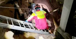 Disdamkarmat) Kota Bekasi mengevakuasi motor yang terperosok ke dalam septic tank yang ambles di Jalan Cempaka, Jatibening, Kecamatan Pondok Gede, Kota Bekasi, Minggu, 13 Juli 2025. (Sumber: Dok. Disdamkarmat Kota Bekasi)