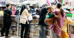 Warga Bekasi berburu seragam dan alat tulis di Pasar Baru, Jalan Ir Djuanda, Kelurahan Duren Jaya, Kecamatan Bekasi Timur, Kota Bekasi, Minggu, 13 Juli 2025. (Sumber: Poskota/Nurpini Aulia Rapika)