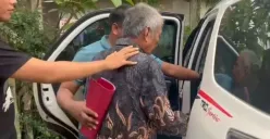 Tersangka IB saat akan dibawa ke Mapolres Serang usai diamankan di rumahnya. (Sumber: Dok. Unit PPA Satreskrim Polres Serang)