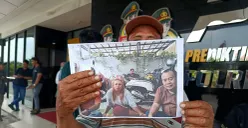 Puluhan korban jual beli kontrakan bodong di Kelurahan Jakasampurna, Kecamatan Bekasi Barat, Kota Bekasi, membuat laporan penipuan di Polres Metro Bekasi Kota pada Minggu, 13 Juni 2025. (Sumber: POSKOTA | Foto: Nurpini Aulia Rapika)