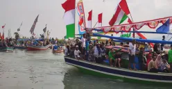 Gubernur Banten, Andra Soni dan jajaran lainnya saat mengikuti acara pesta laut di Kecamatan Carita, Kabupaten Pandeglang, Minggu, 13 Juli 2025. (Sumber: Poskota/Samsul Fatoni)