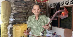 Oen Sin Yang, pewaris musik Betawi di Kota Tangerang yang terlupakan pada Minggu, 13 Juli 2025. (Sumber: POSKOTA | Foto: Primayanti)