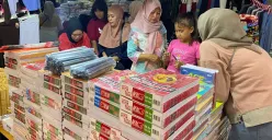 Suasana di Plaza Baru Ciledug, Kota Tangerang, tampak dipadati pengunjung, Minggu, 13 Juli 2025. (Sumber: Poskota/Primayanti Juli Kumala Manalu)