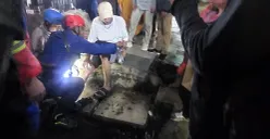 Petugas Damkar Kota Bogor mengevakuasi warga yang kakinya terjepit di rel kereta Stasiun Bogor, Minggu malam, 13 Juli 2025. (Sumber: POSKOTA | Foto: Sekar Putri Andini)