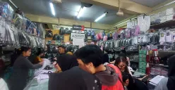 Toko perlengkapan sekolah M260 di Pasar Anyar, Kota Bogor, diserbu pembeli jelang tahun ajaran baru, Minggu, 13 Juli 2025. (Sumber: POSKOTA | Foto: Sekar Putri Andini)